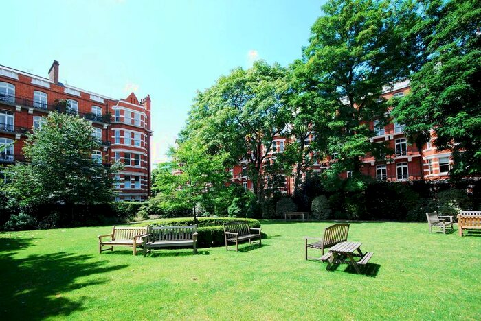 2 Bedroom Flat For Sale In Trebovir Road, Earls Court, London, SW5