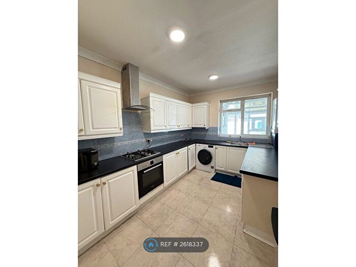 4 Bedroom Semi-Detached House To Rent In Hounslow, Hounslow, TW4