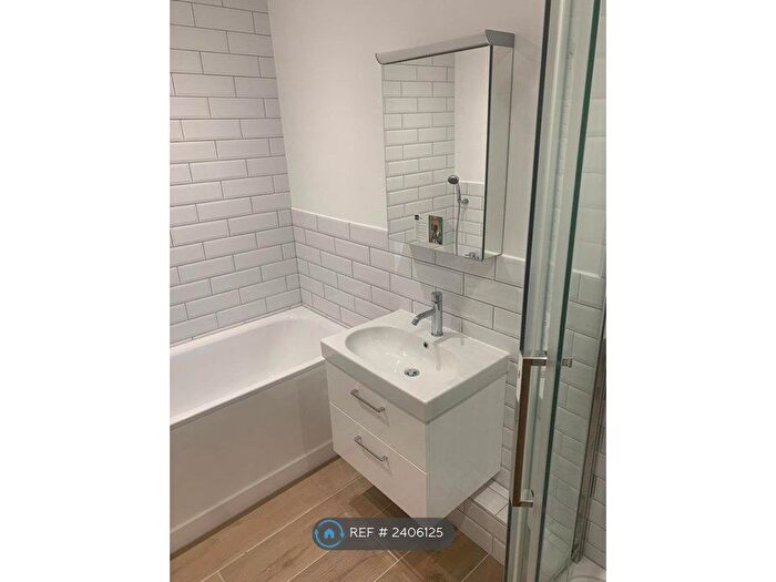 2 Bedroom Flat To Rent In Garfield Mews, London, SW11