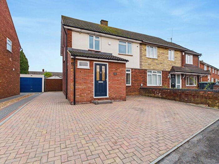 3 Bedroom Semi-Detached House For Sale In Oak Crescent, Biggleswade, SG18
