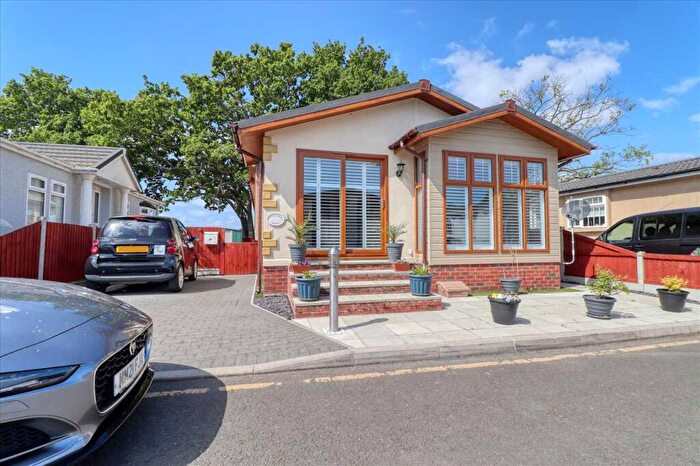 2 Bedroom Park Home For Sale In Oakleigh Park, Weeley, CO16