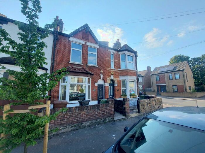 2 Bedroom House To Rent In Rensburg Road, Walthamstow, E17