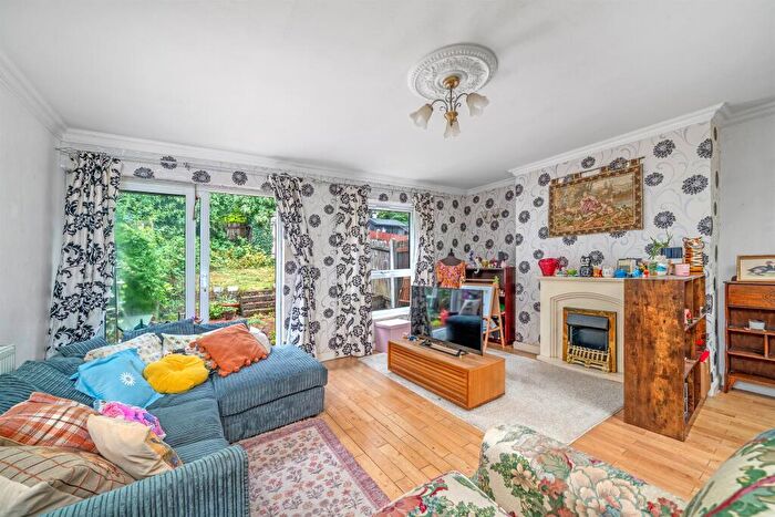 3 Bedroom End Of Terrace House For Sale In Springfield Close, London, N12
