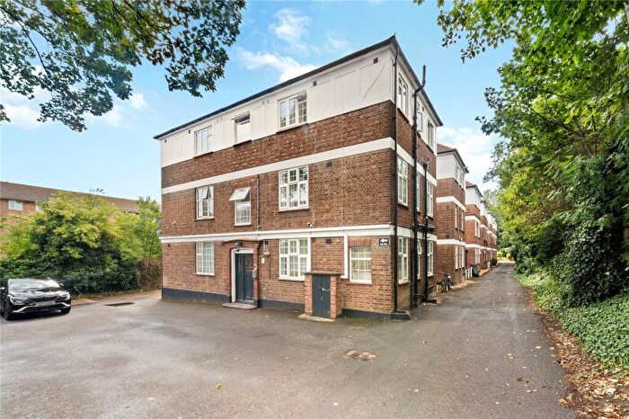 2 Bedroom Apartment To Rent In Elder Gardens, West Norwood, London, SE27