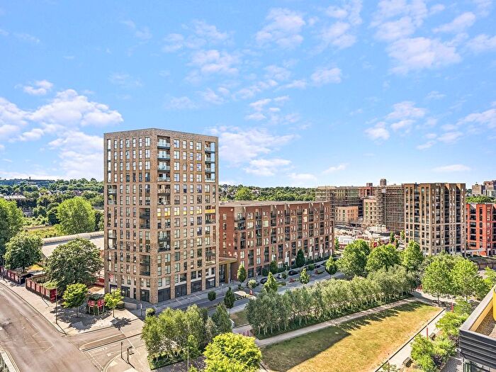 3 Bedroom Flat To Rent In Draycote, Caversham Rd, NW9