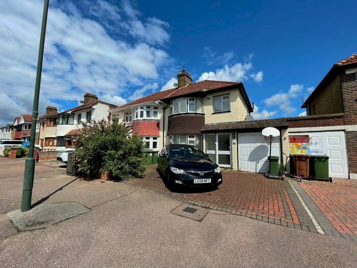 3 Bedroom Semi-Detached House To Rent In Farnham Road, Welling, DA16