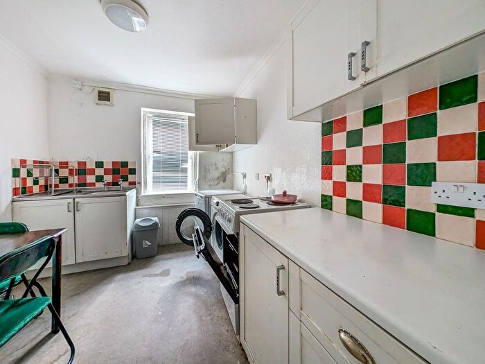 1 Bedroom Flat For Sale In Flat, Richmond Road, Worthing, West Sussex, BN11