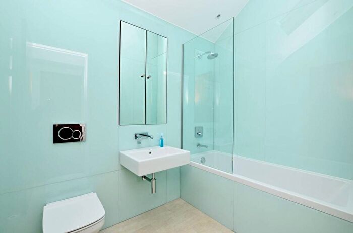 2 Bedroom Flat For Sale In Mile End Road, Stepney, London, E1