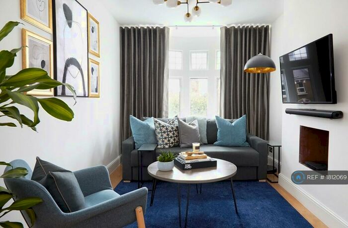 3 Bedroom Flat To Rent In High Road, London, N12