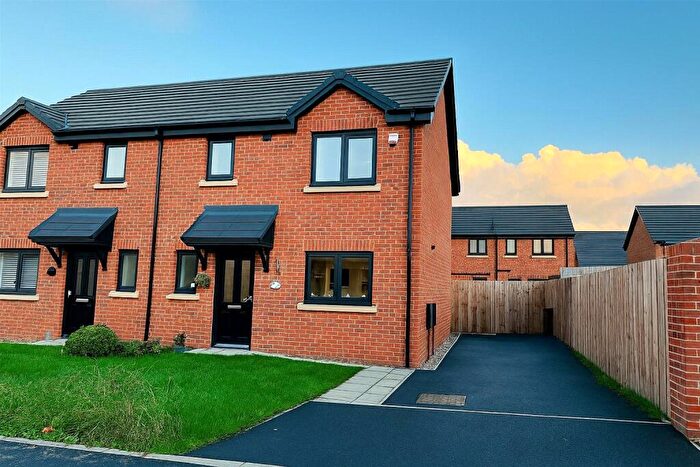 3 Bedroom Semi Detached House For Sale In Birdsfoot Close, Leyland, Lancashire, PR25