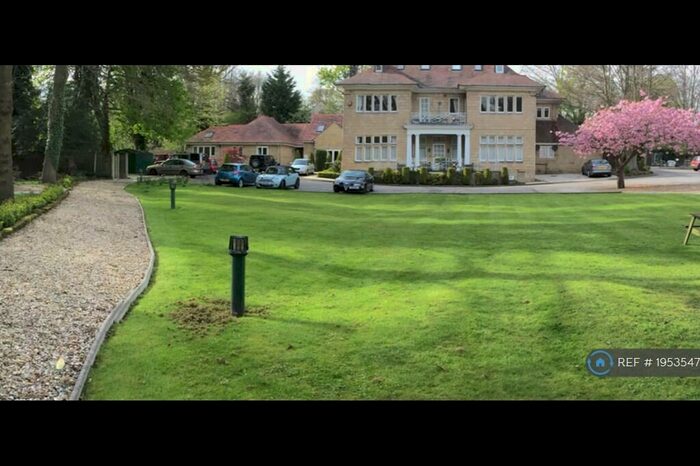 2 Bedroom Flat To Rent In Elmwood Court, Leeds, LS8