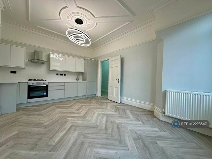 2 Bedroom Flat To Rent In Holdenhurst Avenue, London, N12