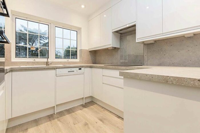 4 Bedroom House To Rent In Cotswold Close, Kingston Upon Thames, KT2