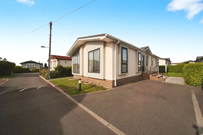 2 Bedroom Park Home For Sale In Halfmoon Lane, Pepperstock, Luton, LU1