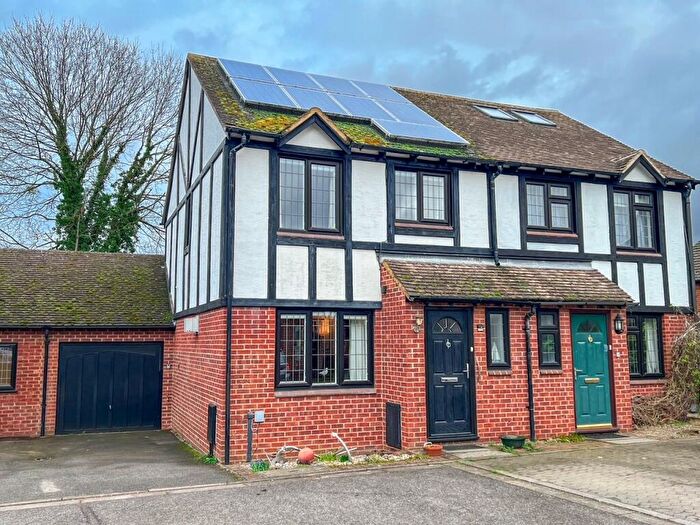 3 Bedroom Semi Detached House For Sale In Kings Chase, East Molesey, KT8