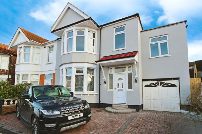 5 Bedroom Semi-Detached House To Rent In Goodmayes Lane, IG3