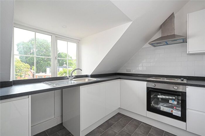 2 Bedroom Flat To Rent In Queens Road, Weybridge, Surrey, KT13