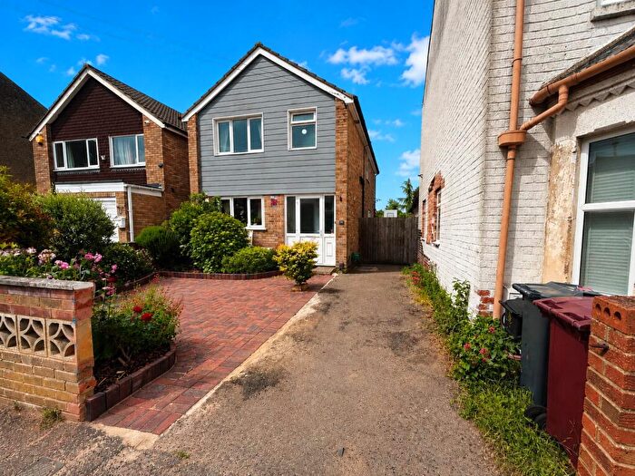 3 Bedroom Detached House For Sale In Stone Street, Reading, Berkshire, RG30