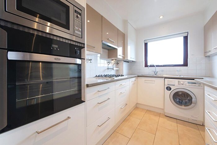 2 Bedroom Flat For Sale In Finchley Road, London, NW11