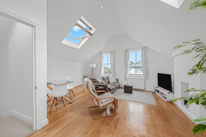2 Bedroom Flat For Sale In Kings Yard, Stanbridge Road, SW15