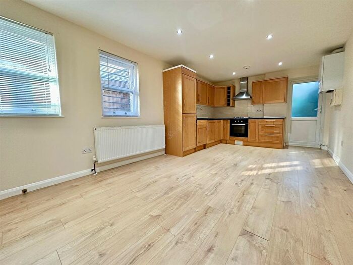 2 Bedroom Flat To Rent In Deptford Broadway, London, SE8