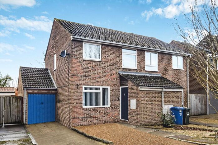 3 Bedroom Semi-Detached House For Sale In Roundham Close, Kidlington, OX5