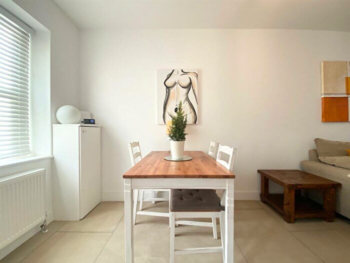 2 Bedroom Detached House To Rent In High Street, Saltford, BS31