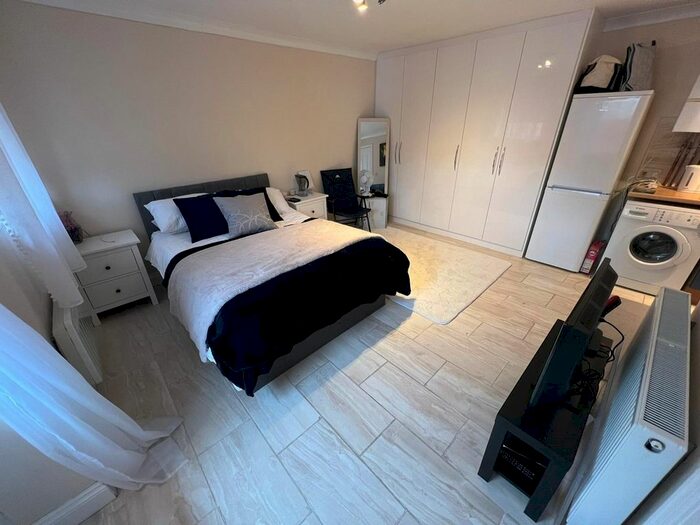 1 Bedroom Studio To Rent In Brabazon Rd, Hounslow, Hounslow, TW5