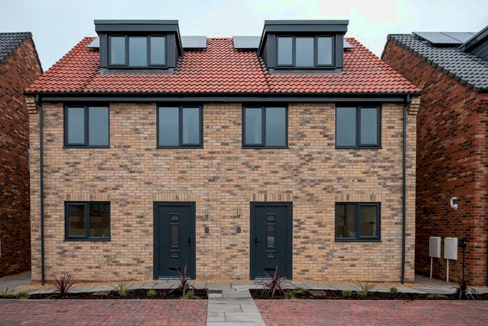 3 Bedroom Town House To Rent In Barnwell Place, Alveston, Bristol, BS35