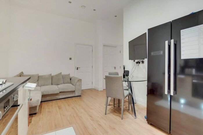2 Bedroom Flat To Rent In Warwick Road, Earls Court, London, SW5