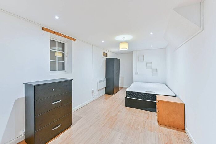 Studio To Rent In Corrance Road, Brixton, London, SW2