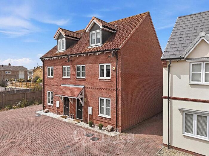 3 Bedroom Semi-Detached House For Sale In Abingdon Close, Laindon, SS15