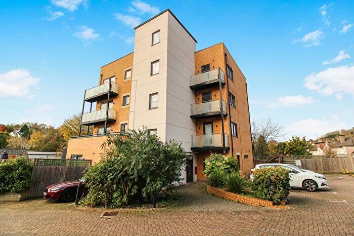 2 Bedroom Flat For Sale In Arlington Lodge, Whyteleafe, CR3