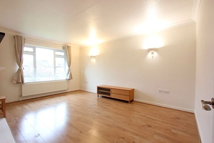 2 Bedroom Maisonette To Rent In Porch Way, London, N20
