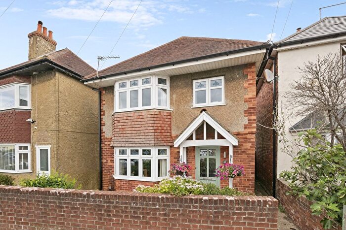 3 Bedroom Detached House For Sale In Kingswell Road, Bournemouth, BH10
