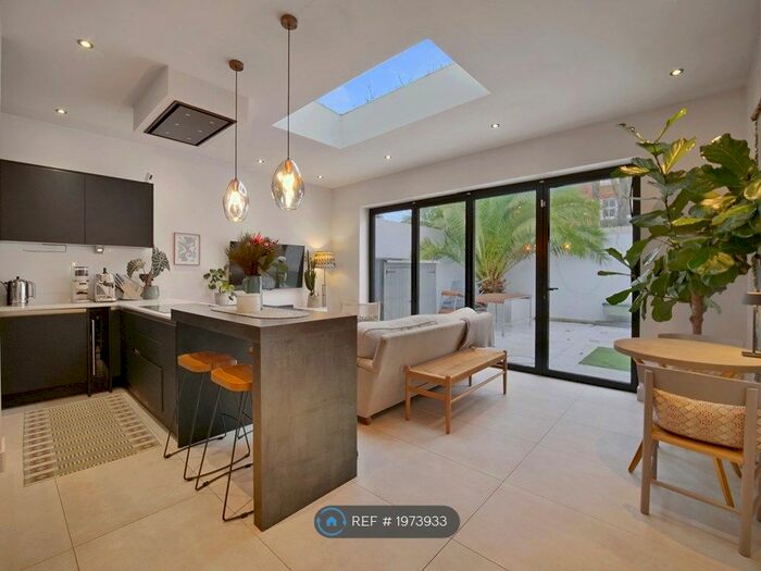 3 Bedroom Flat To Rent In Stansfield Road, London, SW9