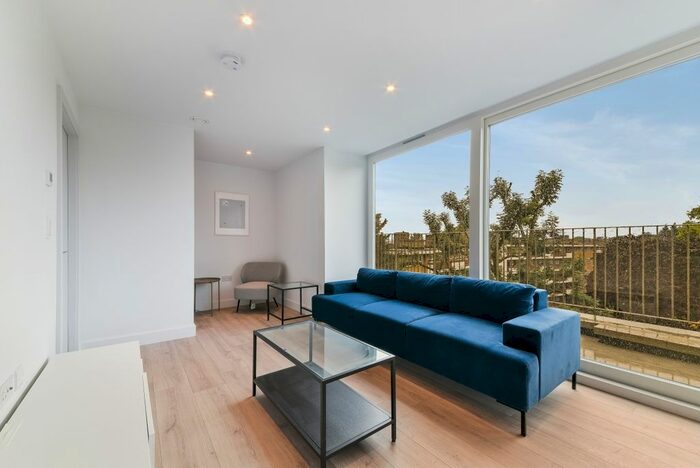 2 Bedroom Flat To Rent In Dog Kennel Hill, London, SE22