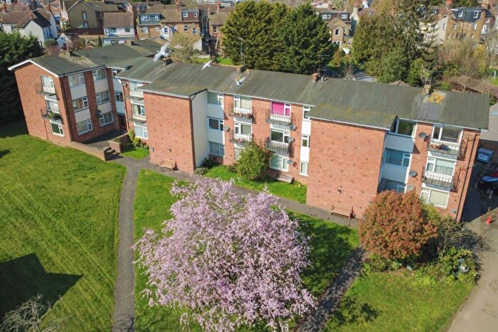 2 Bedroom Flat For Sale In Rockleigh Court, Linslade, LU7