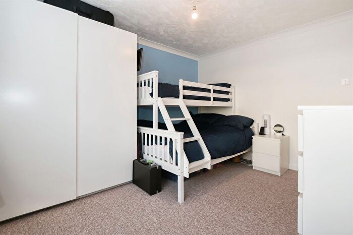2 Bedroom Flat For Sale In Chawton Close, West End, Southampton, SO18