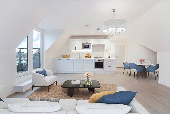 2 Bedroom Flat For Sale In Walton Road, West Molesey, KT8