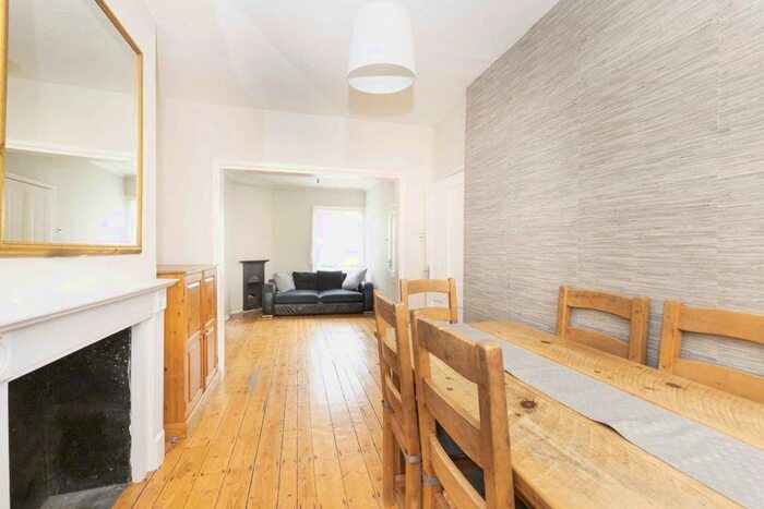 2 Bedroom Flat To Rent In Church Lane, London, SW17