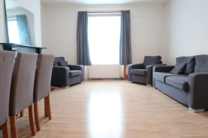 2 Bedroom Apartment To Rent In Camden Road, London, N7