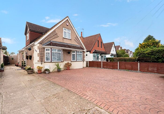 3 Bedroom Chalet For Sale In Feltham Road, Ashford, TW15
