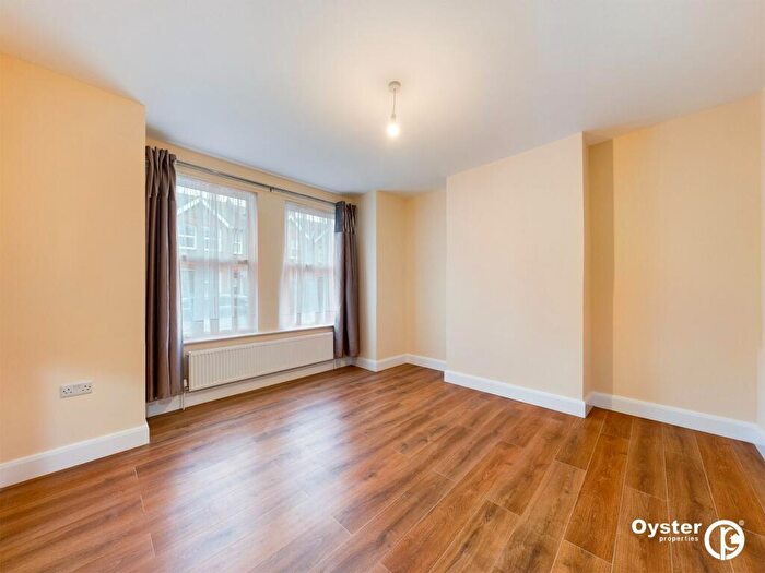 2 Bedroom Flat To Rent In Rosslyn Crescent, Harrow, HA1