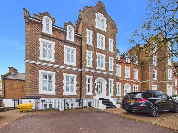 2 Bedroom Flat For Sale In Upton Park, Slough, Berkshire, SL1