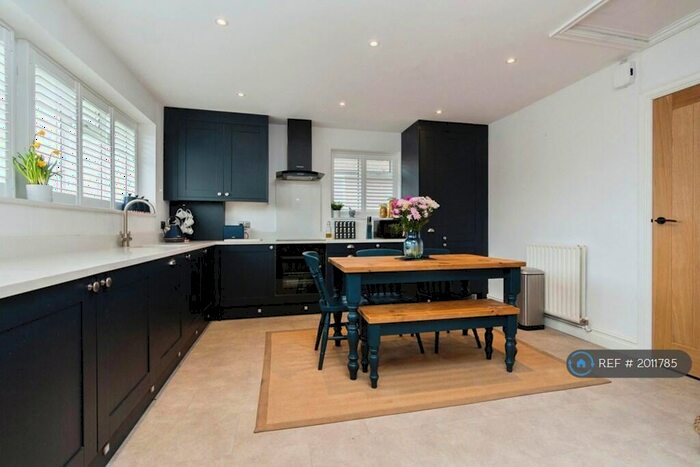 2 Bedroom Maisonette To Rent In Basildon Close, Sutton, SM2