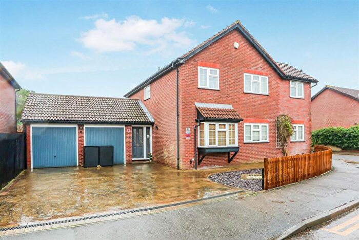 4 Bedroom Detached House To Rent In Balmoral Way, Sutton, SM2