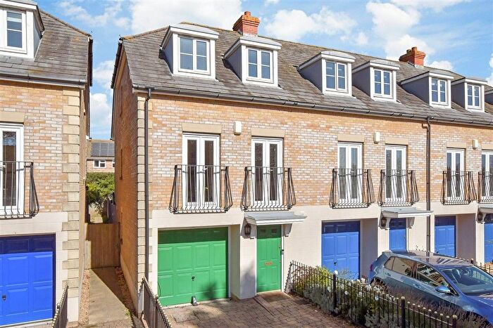 3 Bedroom End Terrace House For Sale In Woodlands Lane, Chichester, West Sussex, PO19
