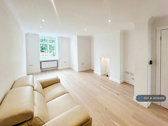 1 Bedroom Flat To Rent In Lammas Lane, Esher, KT10