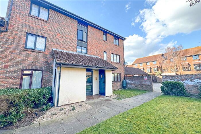 Studio To Rent In Deerhurst Close, Feltham, TW13